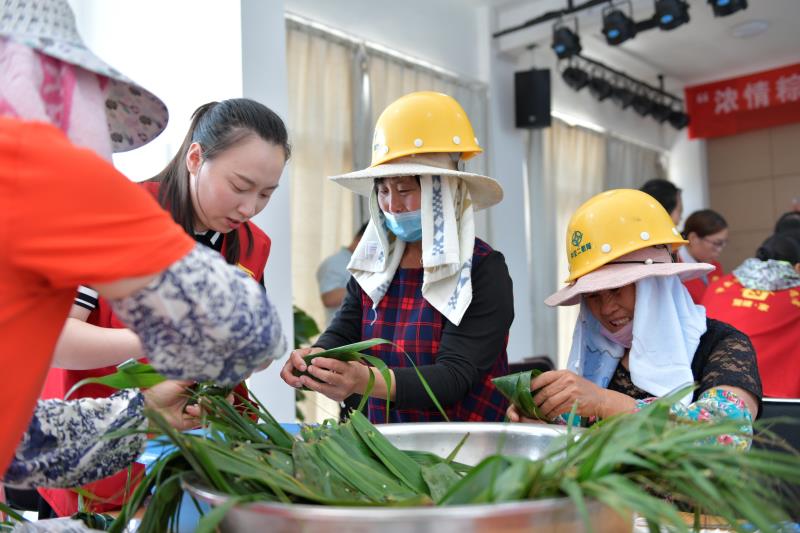 &ldquo;浓情粽意，，，共享温暖&rdquo;包粽子活动.jpg